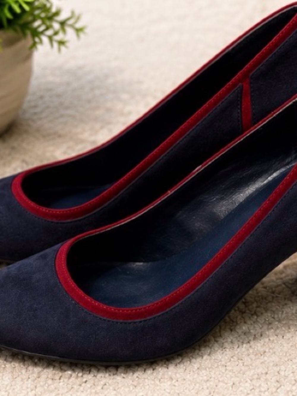 Tommy Hilfiger Navy Suede Block Heel Pumps – Women's Size 9